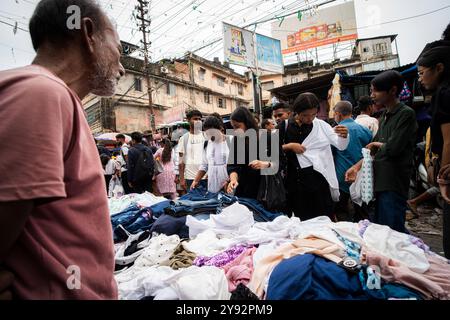 6. Oktober 2024: Die Leute kaufen Kleidung auf einem Straßenmarkt vor dem Durga Puja Festival am 7. Oktober 2024 in Guwahati, Indien. Shopping vor Durga Puja ist ein großes Ereignis, da sich die Leute auf die Feier vorbereiten. (Kreditbild: © David Talukdar/ZUMA Press Wire) NUR REDAKTIONELLE VERWENDUNG! Nicht für kommerzielle ZWECKE! Stockfoto