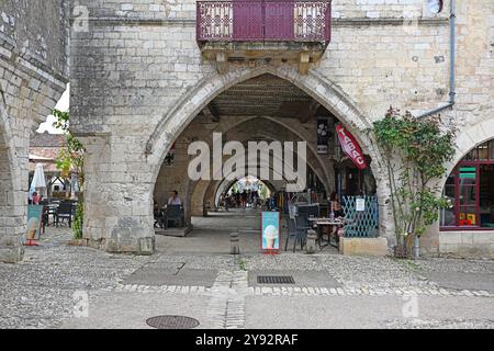 Monpazier, Frankreich: 15. Juli 2024: Die Arkaden neben dem Stadtplatz in der bastide-Stadt Monpazier in der Domme Stockfoto