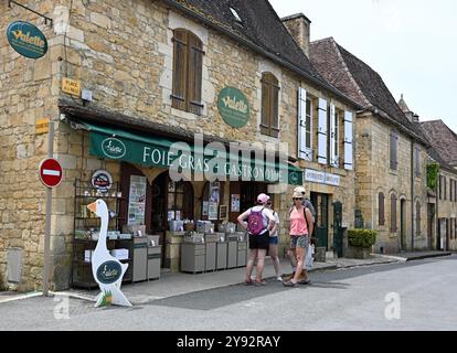 Domme, Frankreich; 17. juli 2024: Geschäft im Zentrum der bastide-Stadt Domme mit Produkten für Foie Gras Stockfoto