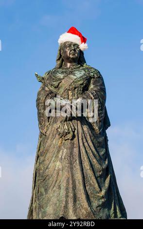 Statue von Königin Victoria mit weihnachtsmütze Stockfoto