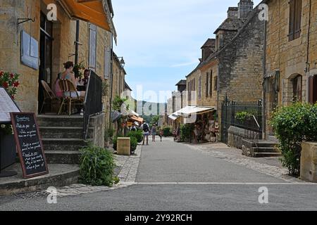 Domme, Frankreich; 17. Juli 2024: Die malerische mittelalterliche bastide-Stadt Domme in der französischen Dordogne Stockfoto