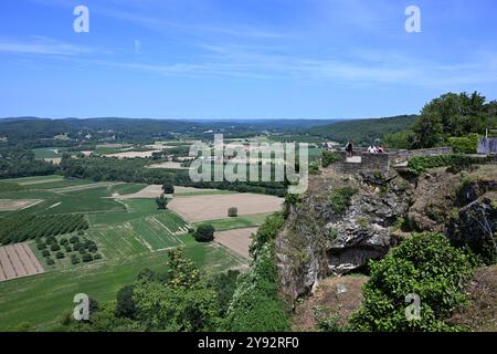 Domme, Frankreich 17. Juli 2024: Blick von der Stadtmauer von Domme über das Dordogne-Tal Stockfoto