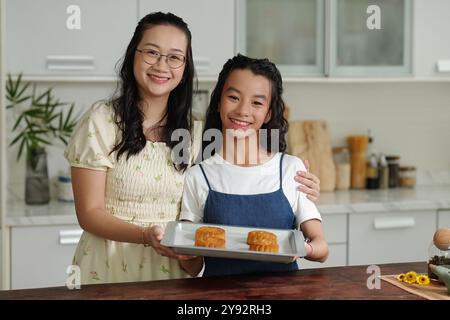 Mom Und Tochter Machen Kuchen Stockfoto