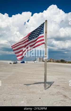 Clearwater, FL, USA - 2. Oktober 2024 - die Flagge der Sterne und Streifen fliegt an einem Strand von Clearwater in Florida Stockfoto