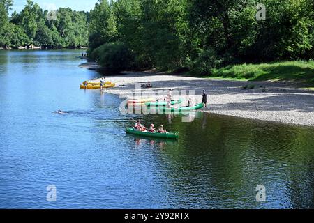 Dordogne, Frankreich; 22. Juli 2024: Kanufahrer ruht am Ufer der Dordogne in Frankreich bei Castelnaud Stockfoto