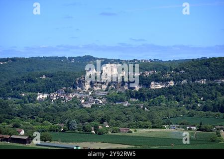 Landschaft der Dordogne mit Schloss Beynac in der Ferne Stockfoto