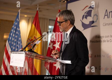 Madrid, Spanien. Oktober 2024. Jaime Malet, Präsident der spanischen Handelskammer der USA, spricht heute Morgen bei einem informativen Frühstück in Madrid. Die Präsidentin der Gemeinschaft Madrid, Isabel Díaz Ayuso, nahm heute Morgen an einem Geschäftsfrühstück mit der US-Handelskammer in Spanien Teil. Quelle: SOPA Images Limited/Alamy Live News Stockfoto