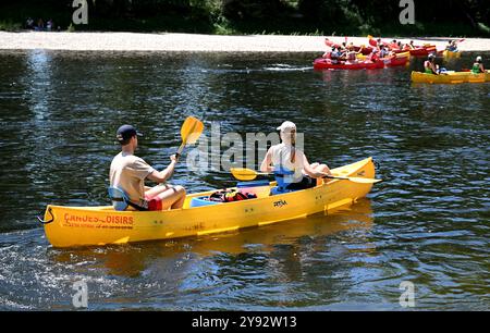 La Roque Gageac, Frankreich; 24. Juli 2024; Kanufahrten auf dem Fluss Dordogne bei La Roque Gageac in Frankreich Stockfoto