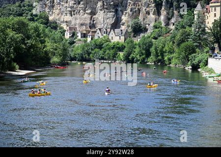 La Roque Gageac, Frankreich; 24. Juli 2024; Kanufahrten auf dem Fluss Dordogne bei La Roque Gageac in Frankreich Stockfoto