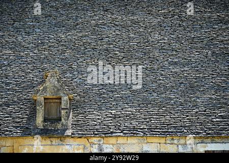 Beispiel für ein Thackstone- oder Lauze-Dach, das eine traditionelle Form der Dachziegel ist, wie sie im Perigord Noir zu sehen ist Stockfoto