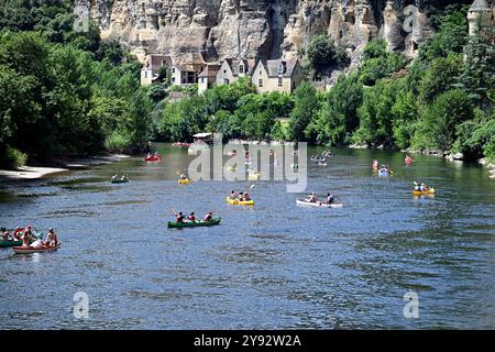 La Roque Gageac, Frankreich; 24. Juli 2024; Kanufahrten auf dem Fluss Dordogne bei La Roque Gageac in Frankreich Stockfoto