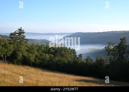 Täler der dordogne füllten sich am frühen Morgen mit Nebel Stockfoto