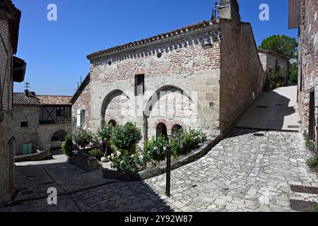 Alte Steinhäuser und Kopfsteinpflasterstraßen im Dorf Penne D'Agenais in Frankreich Stockfoto