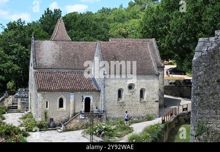 Bonaguil, Frankreich; 26. Juli 2024: Kirche Saint Michel de Bonaguil neben dem Chateau de Bonaguil im Lot et Garonne, Frankreich Stockfoto