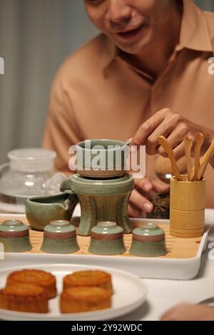 Ein Mann Trinkt Hausgemachten Kräutertee Stockfoto