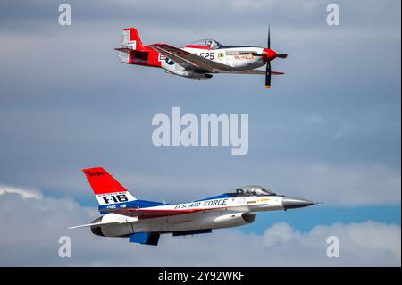 Greg „BA“ anders, US Air Force Heritage Flight Foundation P-51 Mustang Pilot, TOP, und US Air Force Major Taylor „FEMA“ Hiester, F-16 Viper Demonst Stockfoto