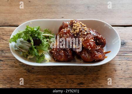 Koreanische Chicken Chicken Wings, mariniert in einer scharfen bbq Sauce Vorspeise oder Beilage Stockfoto