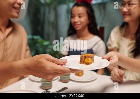 Die Familie Isst Süßen Mondkuchen Stockfoto