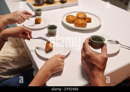 Familie Isst Mondkuchen Im Speisesaal Stockfoto