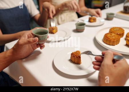 Leute Essen Mondkuchen Während Der Ferien Stockfoto