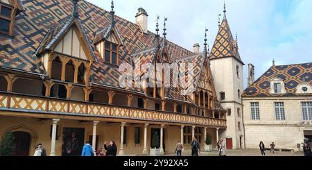 BEAUNE, FRANKREICH - 31. OKTOBER 2023: Das Hotel Dieu ist ein mittelalterliches Krankenhaus, das eines der Meisterwerke der mittelalterlichen gotischen Architektur Burgunds ist. Stockfoto