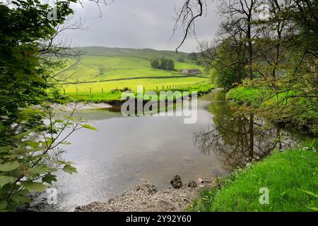 Sommerblick auf den Fluss Sprint im Longsleddale Valley in der Nähe von Sadgill Village, Lake District National Park; Cumbria; England Stockfoto