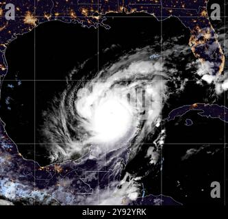 Golf von Mexiko, Vereinigte Staaten. Oktober 2024. Der Blick auf den Hurrikan Milton, der derzeit ein katastrophaler Kategorie-4-Hurrikan mit Winden von 155 km/h ist, zieht sich weiter über den Golf von Mexiko in Richtung Florida, der am 8. Oktober 2024 um 10:00 Uhr GMT nördlich der Halbinsel Yucatan, Mexiko, auf dem Satelliten GOES-East gezeigt wird. Quelle: GOES-East/NOAA/Alamy Live News Stockfoto