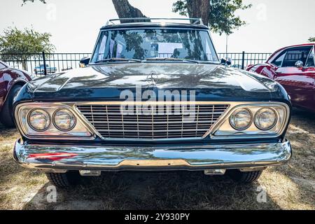 Gulfport, MS - 03. Oktober 2023: Low-perspektivische Vorderansicht eines Studebaker Commander Wagonaire aus dem Jahr 1964 auf einer lokalen Autoshow. Stockfoto