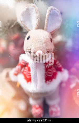 Handgemachte Dekorationen auf einem Weihnachtsbaum. Weihnachtshase. Plüschtiere und Plüschtiere für die Weihnachtszeit. Plüschtier für Kaninchen. Hasenpuppe. Stockfoto