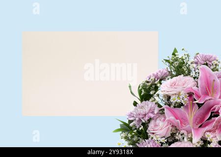 Leeres gelbes Papier für Kopierraum mit Blumeneimer auf farbigem Hintergrund. Andenken einer Gruß- oder Einladungskarte im flachen Lay-Stil, Draufsicht Stockfoto