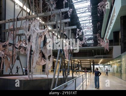 Tate Modern, London, Großbritannien. Oktober 2024. Mire Lee (* 1988 in Korea) enthüllt ihre standortspezifische Arbeit OPEN WUND in der Hyundai Commission in the Turbine Hall, die am 9. Oktober, der ersten großen Präsentation von Lees Arbeit in Großbritannien, für die Öffentlichkeit eröffnet wird. Seit der Eröffnung von Tate Modern im Jahr 2000 wurden in der Turbine Hall einige der weltweit denkwürdigsten und gelobtesten Werke zeitgenössischer Kunst ausgestellt, die jedes Jahr ein Millionen Publikum erreichen. Die jährliche Hyundai-Kommission gibt Künstlern die Möglichkeit, neue Arbeiten für diesen einzigartigen Kontext zu schaffen. Kredit: Malcolm Park/Alamy Stockfoto