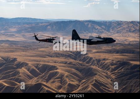 HH-60G der US Air Force pave Hawk Hubschrauber und HC-130J Combat King II Flugzeuge, die dem 129th Rescue Wing zugewiesen sind, führen Air-to-Air-Betankungstrai durch Stockfoto