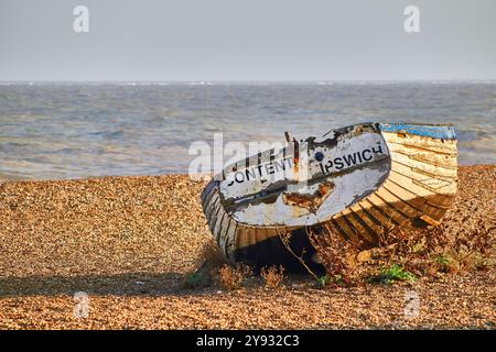 Altes Fischerboot am Aldeburgh Beach in Suffolk an der Ostküste Englands, Großbritannien. Stockfoto