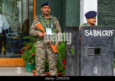 Indische paramilitärische Soldaten stehen in Alarmbereitschaft, während Wahlbeamte in einem Wahlzentrum in Srinagar Stimmen auszählen. Mit mehrstufiger Sicherheit beginnt der Countdown für die Wahlergebnisse 2024 in Jammu und Kaschmir. Seit Juni 2018, als die Bharatiya Janata Party (BJP) ihr Bündnis mit der Demokratischen Volkspartei (PDP) brach und Mehbooba Mufti zwang, als er als Premierminister zurücktrat, wird das Unionsgebiet eine gewählte Regierung haben. Acht Monate später, am 5. August 2019, führte der indische Premierminister Narendra Modi die nationalistische Bharatiya Janata Party (BJP) an Stockfoto