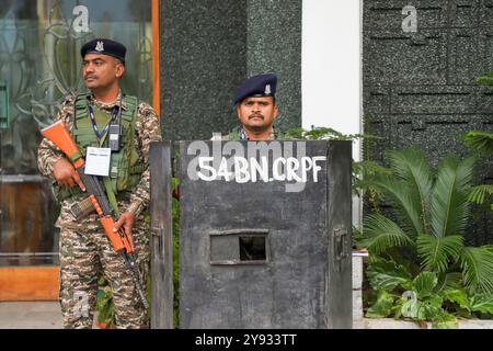 Indische paramilitärische Soldaten stehen in Alarmbereitschaft, während Wahlbeamte in einem Wahlzentrum in Srinagar Stimmen auszählen. Mit mehrstufiger Sicherheit beginnt der Countdown für die Wahlergebnisse 2024 in Jammu und Kaschmir. Seit Juni 2018, als die Bharatiya Janata Party (BJP) ihr Bündnis mit der Demokratischen Volkspartei (PDP) brach und Mehbooba Mufti zwang, als er als Premierminister zurücktrat, wird das Unionsgebiet eine gewählte Regierung haben. Acht Monate später, am 5. August 2019, führte der indische Premierminister Narendra Modi die nationalistische Bharatiya Janata Party (BJP) an Stockfoto