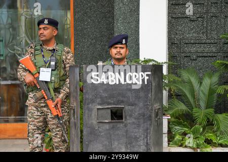 Indische paramilitärische Soldaten stehen in Alarmbereitschaft, während Wahlbeamte in einem Wahlzentrum in Srinagar Stimmen auszählen. Mit mehrstufiger Sicherheit beginnt der Countdown für die Wahlergebnisse 2024 in Jammu und Kaschmir. Seit Juni 2018, als die Bharatiya Janata Party (BJP) ihr Bündnis mit der Demokratischen Volkspartei (PDP) brach und Mehbooba Mufti zwang, als er als Premierminister zurücktrat, wird das Unionsgebiet eine gewählte Regierung haben. Acht Monate später, am 5. August 2019, führte der indische Premierminister Narendra Modi die nationalistische Bharatiya Janata Party (BJP) an Stockfoto