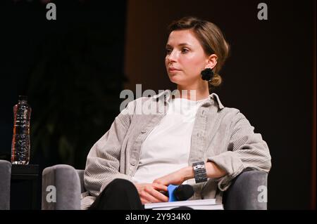 LEMBERG, UKRAINE - 5. OKTOBER 2024 - Journalist, Redakteur, Schriftsteller, Medienmanager die Chefredakteurin der Reporter Marichka Paplauskaite, Mitbegründerin und Co-Leiterin der Ukrainischen Mediengruppe, nimmt an der Diskussion „wie der Krieg uns vereinigt oder teilt“ während des 31. Lemberger Buchforums in Lemberg, Westukraine Teil. Stockfoto