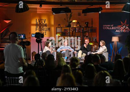 LVIV, UKRAINE - 5. OKTOBER 2024 - die Ukrainer Verlagsredakteurin und Reporter Journalistin Vira Kuryko, Literaturkritikerin, Forscher der Germanistik, Übersetzer, Publizist, Essayist und Psychoanalytiker Jurko Prokhasko 31, polnischer Journalist und Reporter Wojciech Tochman und Journalist, Redakteur, Autor, Medienmanager, Mitgründer Mediengruppe der Ukrainer Mediengruppe, Chefredakteur der Reporter Marichka Lausku Lauskav. Stockfoto