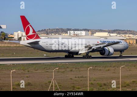 Turkish Airlines Boeing 777-3F2/er (REG: TC-JJH), erster türkischer Linienflug 777 nach Malta. Stockfoto