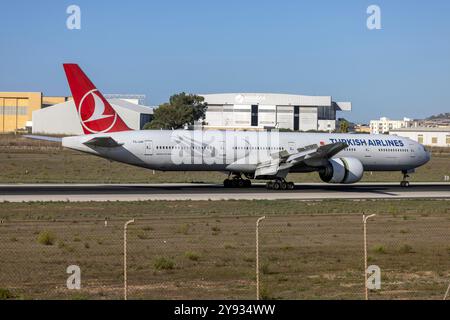 Turkish Airlines Boeing 777-3F2/er (REG: TC-JJH), erster türkischer Linienflug 777 nach Malta. Stockfoto