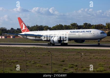 Turkish Airlines Boeing 777-3F2/er (REG: TC-JJH), erster türkischer Linienflug 777 nach Malta. Stockfoto