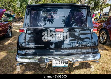 Gulfport, MS - 03. Oktober 2023: Hochperspektivische Rückansicht eines Studebaker Commander Wagonaire aus dem Jahr 1964 auf einer lokalen Autoshow. Stockfoto