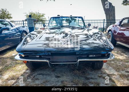 Gulfport, MS - 03. Oktober 2023: Hochperspektivische Vorderansicht eines 1964er Chevrolet Corvette Stingray Cabrios auf einer lokalen Autoshow. Stockfoto