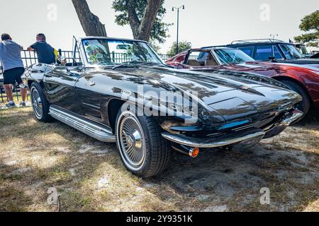 Gulfport, MS - 03. Oktober 2023: Hochperspektivische Vorderansicht eines 1964er Chevrolet Corvette Stingray Cabrios auf einer lokalen Autoshow. Stockfoto