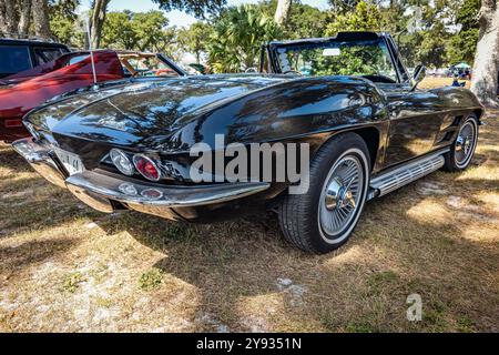 Gulfport, MS - 03. Oktober 2023: Hochperspektivische Rückansicht eines 1964er Chevrolet Corvette Stingray Cabriolets auf einer lokalen Autoshow. Stockfoto