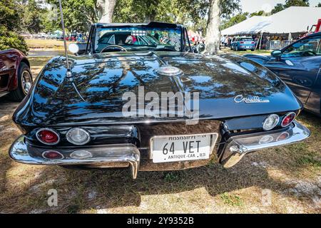 Gulfport, MS - 03. Oktober 2023: Hochperspektivische Rückansicht eines 1964er Chevrolet Corvette Stingray Cabrios auf einer lokalen Autoshow. Stockfoto