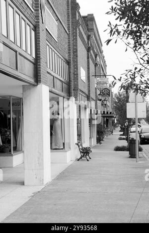 Historische Main Street in Conway, South Carolina, USA, mit charmanten Geschäften, Kunstgalerien, und lokale Geschäfte. Stockfoto