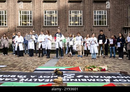ROTTERDAM - Erasmus MC-Mitarbeiter am Krankenhauseingang während einer Gedenkfeier für die in Gaza und Libanon getöteten Kollegen. ANP LINA SELG niederlande raus - belgien raus Stockfoto