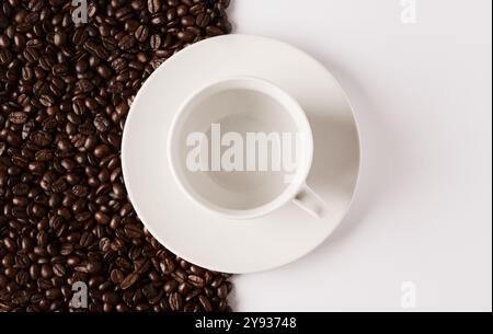 Frisch, oben und Tasse mit Kaffeebohnen für Café, Bistro und Zutaten für warmes Getränk nach Raum. Blick von oben, Robusta-Samen und braune Röstkörner vorbei Stockfoto