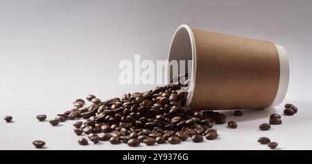 Studio, Industrie und Kaffeebohnen mit Tasse für Café, Textur und Zutaten für Getränke. Mockup Space, Robusta und Röstkorn auf weißem Hintergrund Stockfoto